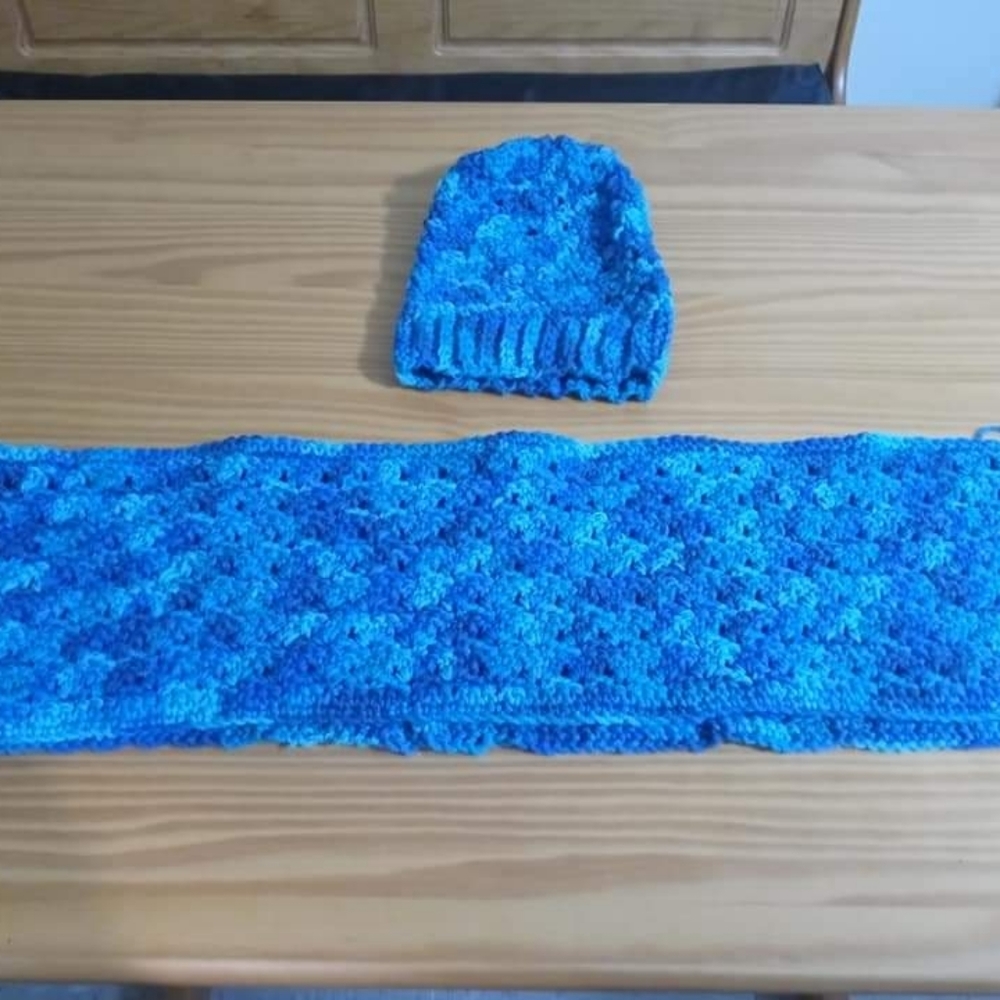 Hat and scarf set.